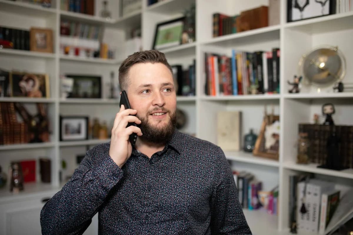 Jean Yoder au téléphone avec un acheteur